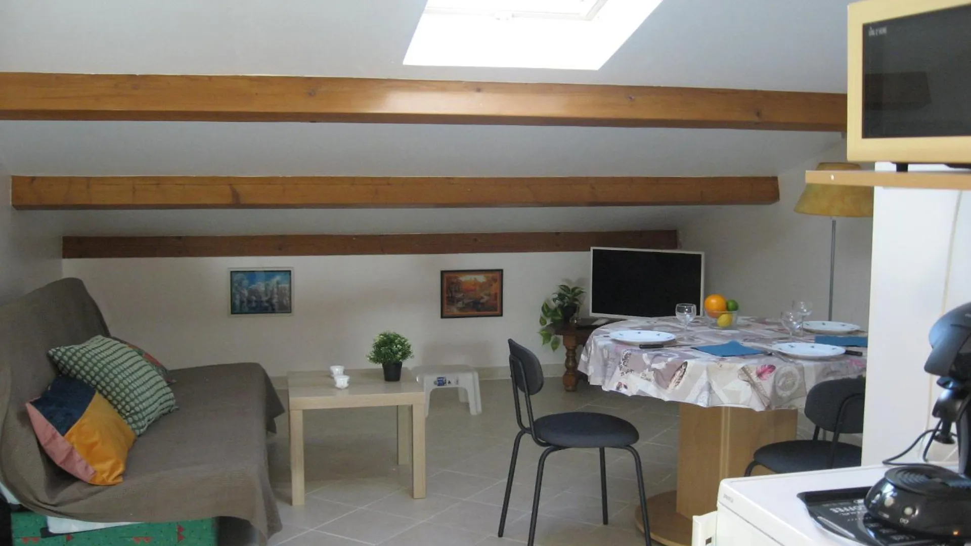 Appartement T 2 Avec Velux Sous Les Combes De 34 M2 à La Londe-les-Maures France